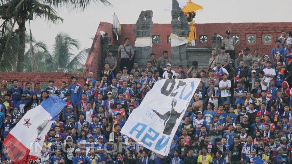 Suporter Arema Cronus mewarnai Stadion I Wayan Dipta. Copyright: &copy; Ian Setiawan/INDOSPORT